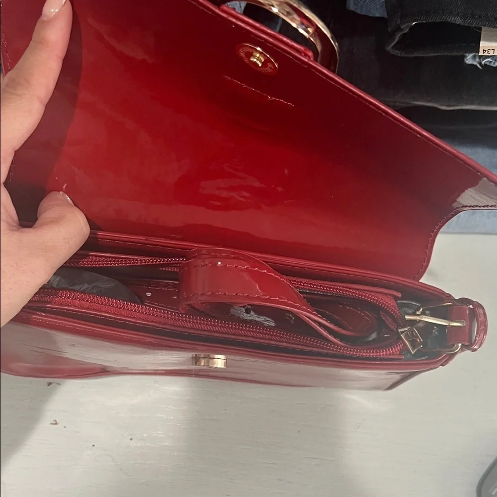 Elegant Red Patent Leather Shoulder Bag - Picture 2 of 3